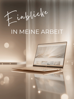 Laptop mit geöffneter Website auf hellgoldenem Hintergrund – Einblicke in meine Arbeit
